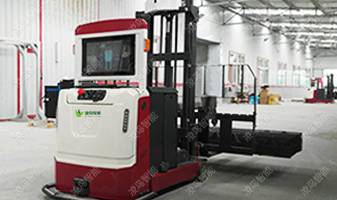 中配版R2000的最大扫描距离为30米，虽然距离越远，越容易扫描到更多的反光柱，也就不太容易丢地图；但并不代表着扫描半径越大越好。因为扫描半径越大，表示参与运算的反光柱就会越多，会增加定位算法的耗时，和增加跳地图的概率。通常AGV叉车会在巷道较多、反光板较密集的场地，适当的减小扫描半径。比如25m/20m/15m