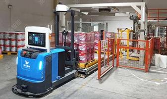 旧基建就是人们通常理解的修桥铺路盖房子，具体包括铁路、公路、桥梁、水利工程等大建筑。旧基建主要在于托底经济保障就业。