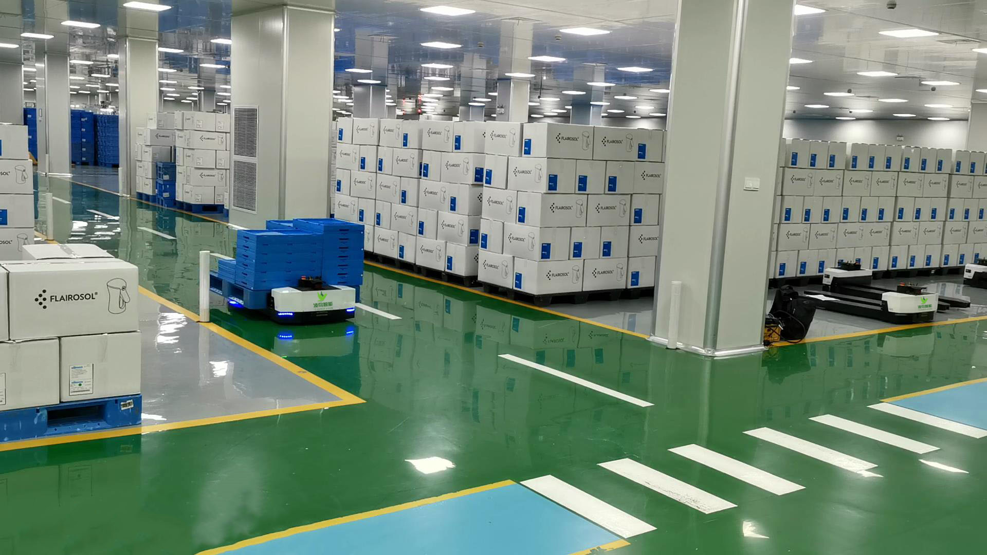 而AGV之所以能在行业中一枝独秀，不仅是因为市场机遇，更重要的是其高效快捷的市场效率。AGV机器人大大地减少了人工成本，减少了工作中所存在的意外性，并且提高了工作效率。在一个实现了工业自动化的工厂中，只要输入指令，AGV机器人就会准确无误地将各项工作完美地完成。