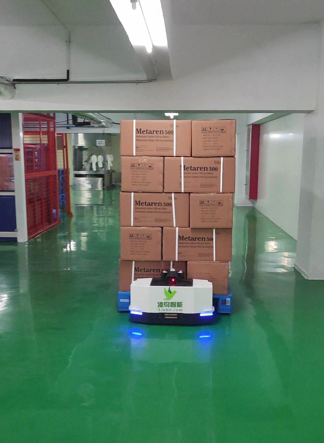 现如今，AGV逐渐被运用于汽车行业，助力汽车生产效率化。AGV在汽车行业运行得风生水起，经过长久的更新升级，不断换代进步，如今AGV系统在汽车行业的运用已经趋于成熟，其不但能够实现零部件的自动化配送，还能组成自动化柔性装配，因此在汽车总装线、发动机生产线和发动机测试线、变速箱装配线等产线中得到普遍的应用。