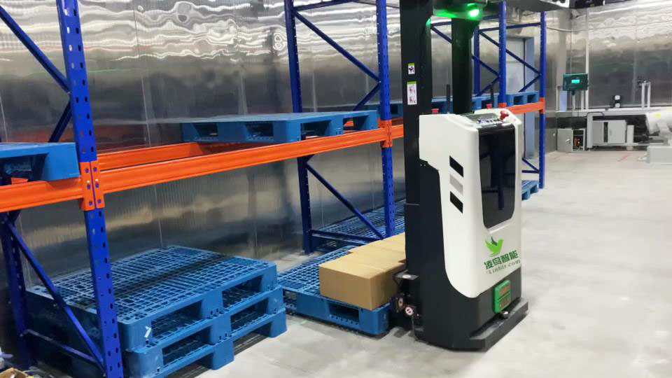 AGV市场规模不断增长，除了AGV应用的传统“大户”汽车、烟草等行业外，电子、家电等行业也将领跑AGV销量。此外，工程机械、医药、电力、化工、造纸、国防、新材料等行业得到了推广应用。除了仓储、搬运以外，AGV在制造企业中呈现出更广的应用范围。  物料运输、仓储物流和配合装卸是AGV典型的应用场景，与物料运输中其他常用的设备相比，AGV的活动区域不受场地、道路和空间的限制，因此，能最充分的体现工厂的自动性和柔性，实现高效、经济、灵活的无人化生产。