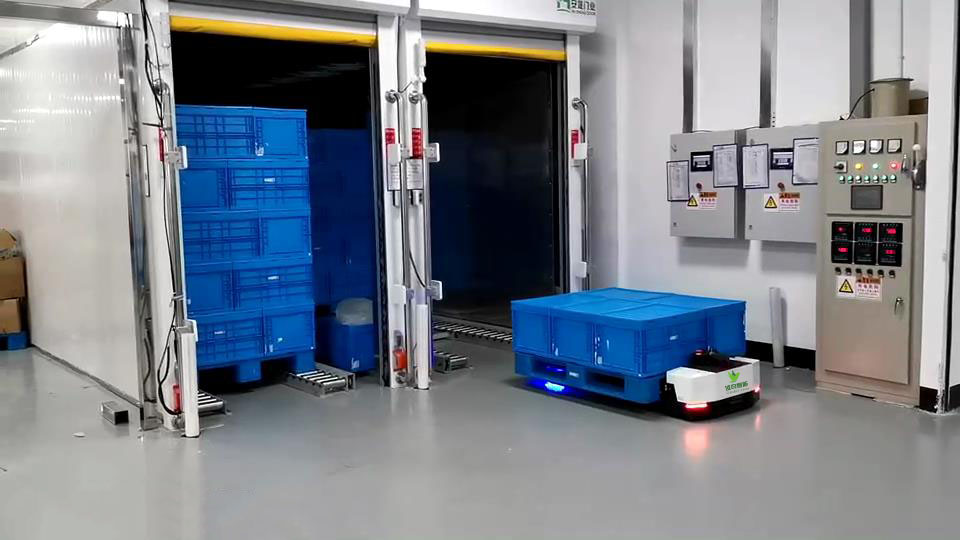 仓储管理在物流管理中占据着核心地位。传统的仓储管理中存在诸多的弊端，通过智慧物流，加大装备技术升级力度，提升自动化水平，实现机器替代人的战略，可有效解决仓储物流管理的现存痛点。其中AGV机器人是智能化物流仓库中必不可少的工具。AGV在智能物流仓储的应用被称为是物流自动化系统中最具有柔性化的一个环节，也是在物流领域中首选的简单有效的自动物料运输方式，主要应用于仓储中心货物的智能拣选、位移，立体车库的小车出入库。