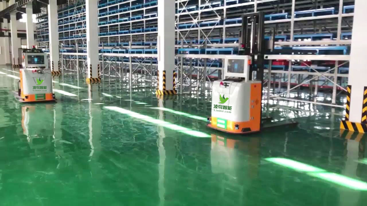 AGV，即自动搬运车，也称智能搬运车，在快递物流仓储这一应用最早、最为成熟的领域，发挥着降低人力成本、提升效率与产量、改善员工的作业环境与强度等优势。在节约成本方面，AGV可以24小时不停歇工作，在某些生产环节上可以替代数百个劳动力，而且只需要1-2个人看管。在提高效率与产量方面，由于采用无人智能AGV，效率高，每一成品耗时相对固定，使得产量有稳定保障。另外，AGV代替人工，可最大程度保障工人作业安全性。在某些危险作业工序中，更是承担着无可替代的角色。