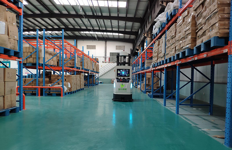 在全球都倡导智慧智造的共识下，“机器换人”已经是大势所趋。有关专家指出，AGV未来技术发展有三大趋势：一是从依赖于传统导航方式向“自然导航”方式过渡，相关的导航技术会越来越成熟，产品更加智能，更加便于管理及维护。二是移动机器人将具有自动感知和决策能力，通过自主规划并与人和谐互动，实现高效的智能群控。三是随着自动驾驶及AI技术的成熟，AGV将从中获益，应用场景从传统的室内应用扩展到大批量的室外应用，港口AGV发展迅速。