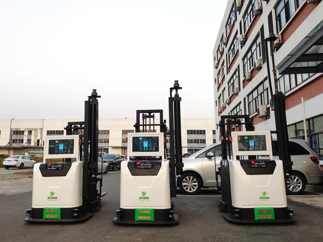 AGV常用于工业领域,工厂仓库,一台便宜的AGV也要几万,尤其是激光导航的大型搬运车更甚是要高达30万以上,一般个人或者小企业用的较少,不过为了考虑小型企业的经济状况,也有些企业会设计一些几万的AGV满足他们的需求及仓库适用范围