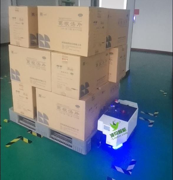 AGV搬运机器人，AGV分拣机器人，无人叉车，机械臂等，这些机器人具备高度自动化、高效率、高灵活度等特点在业内得到广泛关注，成为越来越多无人仓自动化仓储解决方案的选择。机器人作业一改传统电商物流中心“人到货、人到货位”的作业模式，实现“货到人、货位到人”的模式。