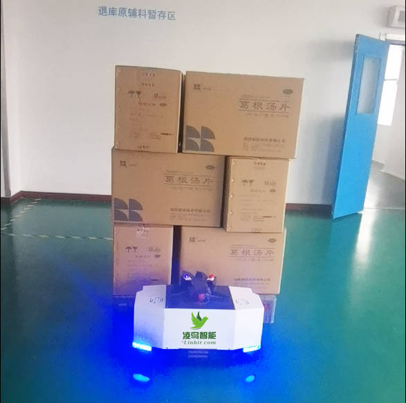 用AGV小车代替传统的人工搬运的方式，不但能大大改善工作条件和环境，提高自动化生产水平，还能有效地解放劳动生产力，减轻工人的劳动强度，缩减人员配备，优化生产结构，节约人力、物力、财力。在自动化物流系统中,AGV与物料输送中常用的其他设备相比，具有无需铺设轨道、支座架等固定装置，不受场地、道路和空间的限制等优势，能充分地体现其自动性和柔性，实现高效、经济、灵活的无人化生产。