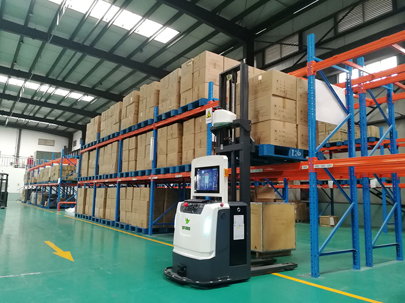 AGV小车虽然体积小巧，但这并不影响它强大的负重能力，它不需要人工去操作驾驶，能够实现无人搬运车的功能，而且随着AGV小车的发展，已经从最传统普遍的磁导航升级为惯性导引和激光导引AGV小车了，从需要在企业车间地面上铺设磁条轨道变为无需铺设轨道就能运作。