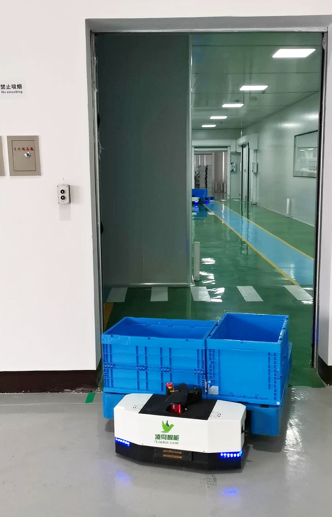 AGV搬运机器人，也叫无人搬运车,简单理解就是可以通过人工设定的路径,小车可以自动去搬运货物存放,作为工业自动化物流的主要实现方式，被广泛应用在重复性搬运、搬运工作强度大、工作环境恶劣、环境要求高的领域。叉车agv也是趋向于智能、灵活、柔性化。高效率、取代人工、安全作业是基本特征。
