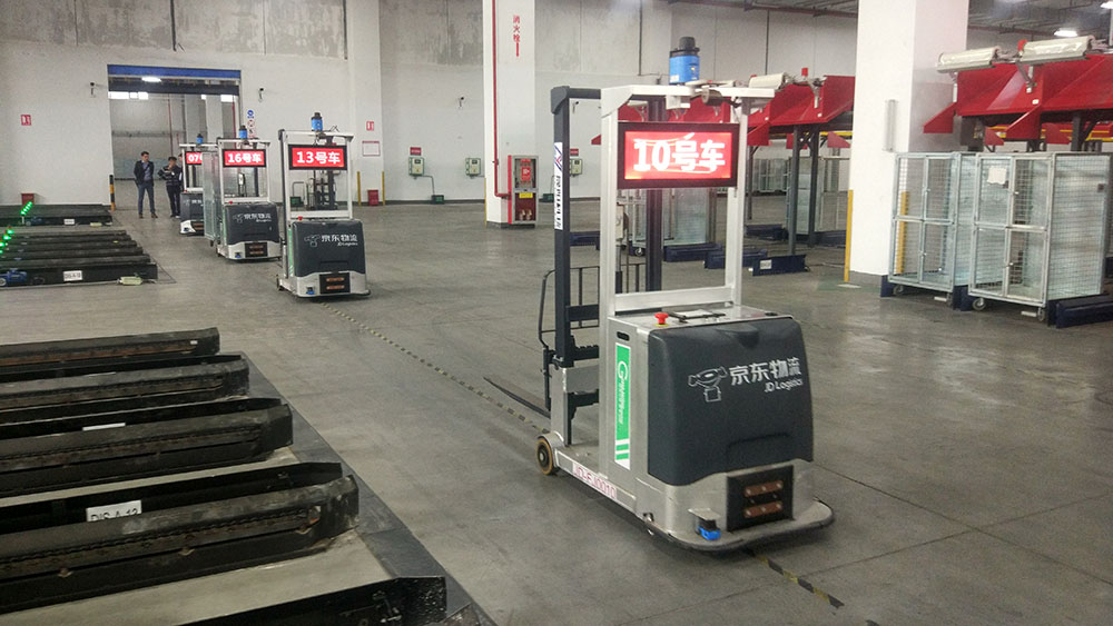 随着仓储机器人、物联网、无人机、机器视觉、AGV小车等新技术的普遍应用,物流仓储自动化技术也快速地发生变革。在现代化物流业的快速发发展中,下游的物流投资确定性会比一般的制造业投资更高,自动化的物流因此受经济周期的扰动相对更有发展的潜力。未来供应链的管理是物流发展的必然趋势,也是所有的实业经济发展的必然趋势。自动化智慧物流仓储系统也是适应目前和未来新兴物流方式的有效解决方案。AGV小车的出现,更是推动了智慧物流的脚步。