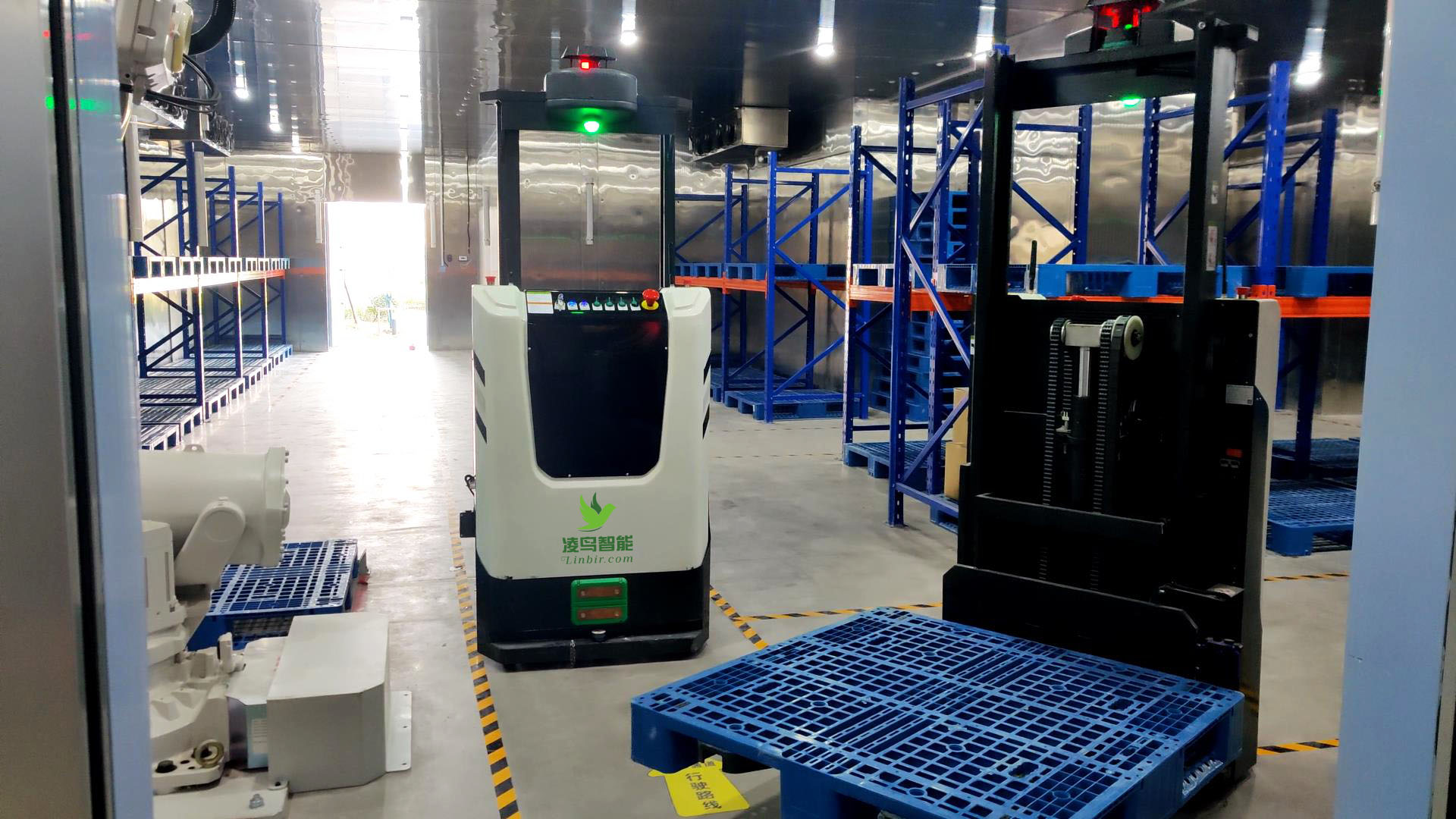 AGV正向多导向方式、智能化发展。要实现预定的搬运计划、发挥无人搬运车的优势，关键取决于导向系统。激光导航是最主流的AGV导向方式，目前应用的范围最为广泛。多种导向方式充分体现了无人搬运系统高柔性、高效率、高可靠性、低成本的发展特点，并正向智能化方向发展，使AGV技术达到新水平。