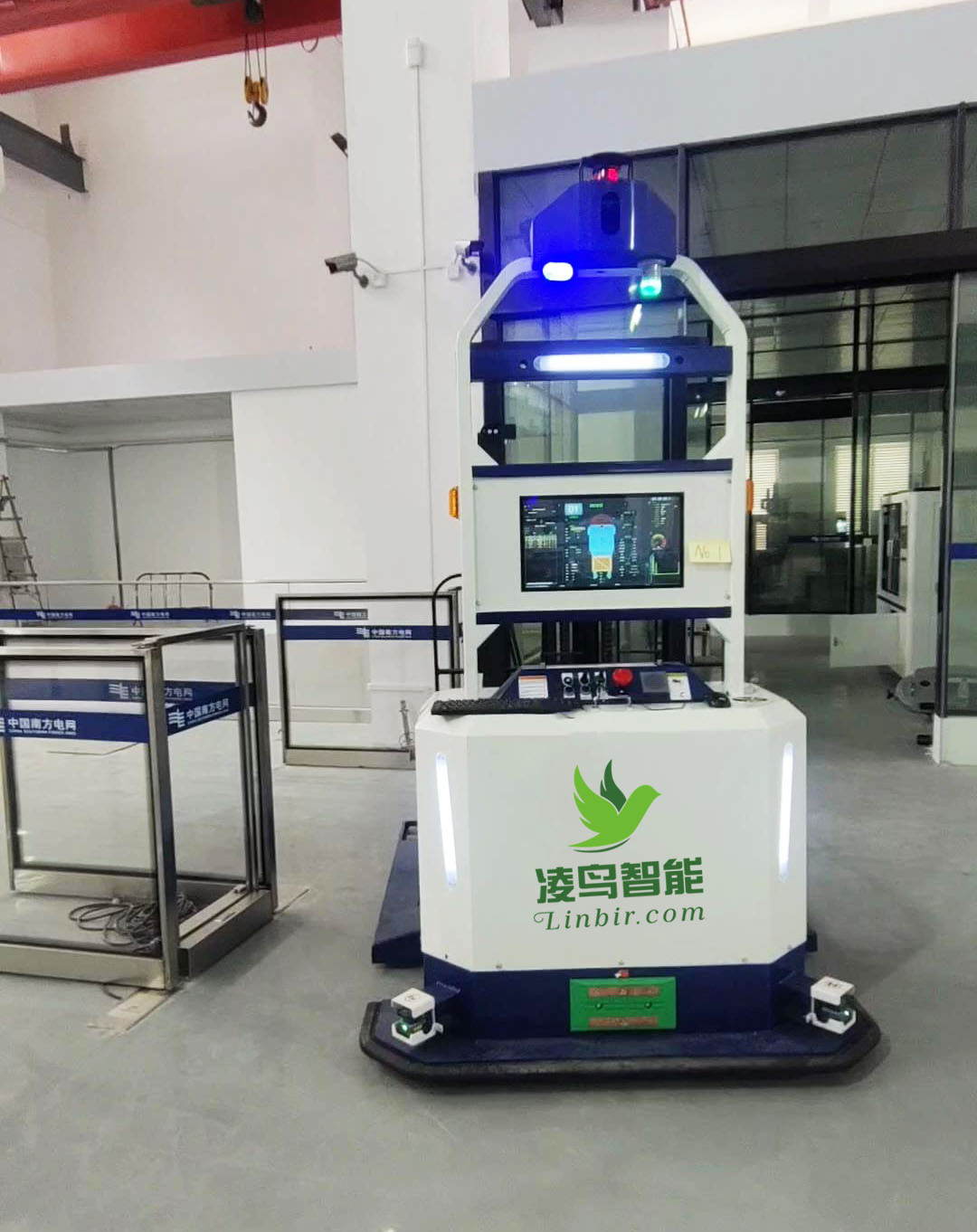 自动化物流设备种类繁多，AGV备受欢迎主要源于AGV系统更具柔性化，高度自动化和高度的智能化。AGV行驶路径可以根据仓储货位要求、生产工艺流程等的改变而灵活改变;AGV综合了当今科技领域先进的理论和应用技术，更具先进性。与堆垛机、单轨小车、输送机相比，AGV的活动区域无需铺设轨道、支座架等固定装置，不受场地、道路和空间的限制。在自动化物流系统中，AGV 更能充分地体现其自动性和柔性，实现高效、经济、灵活的无人化生产。