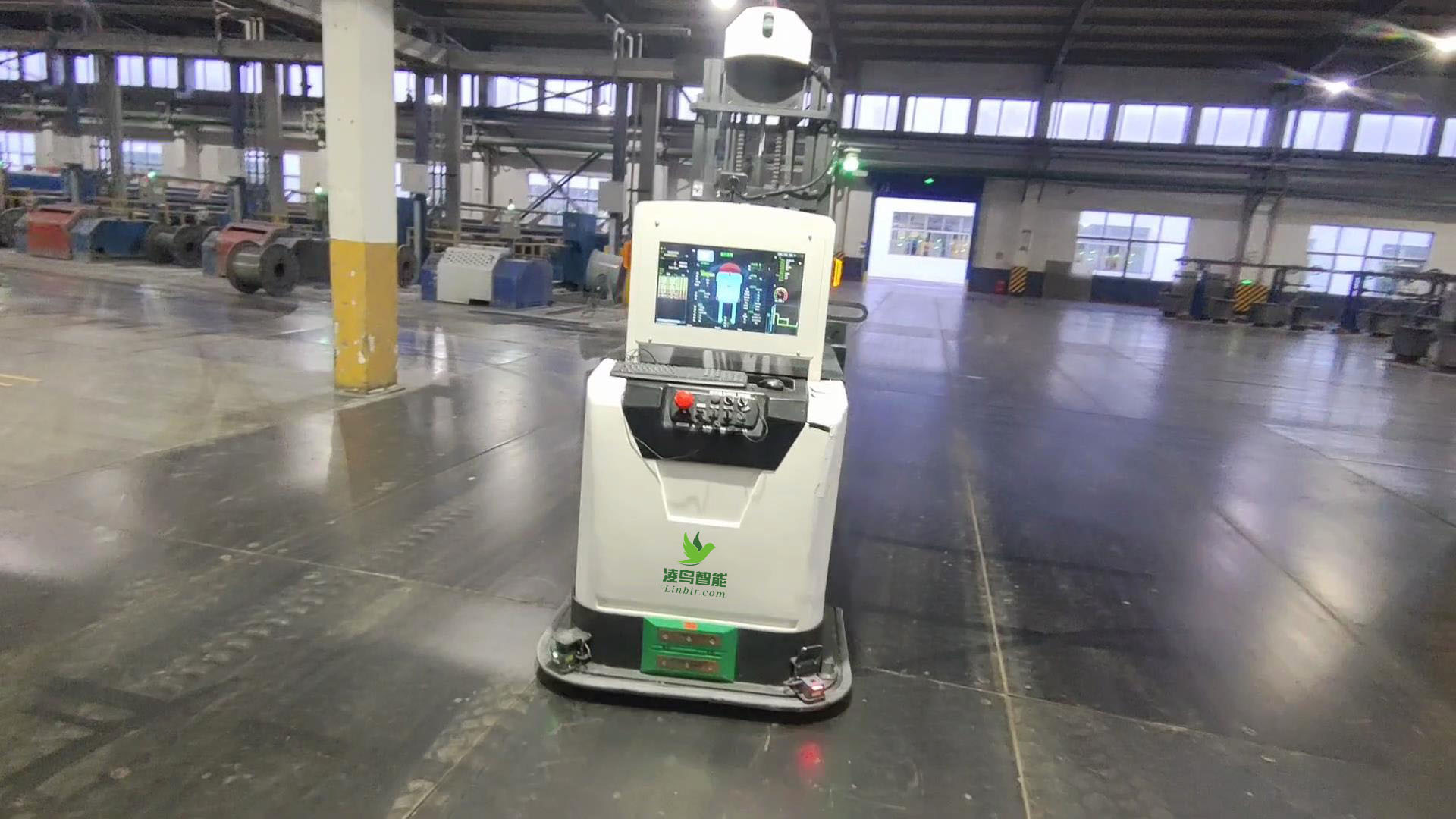 随着劳动力成本、电子商务的强劲增长，加速了物流公司的自动化、智能化规划。电子商务的发展直接带动了仓储物流的发展。AGV作为自动化无人搬运的产品，已出现在各行业领域的生产车间中，预计未来几年将更加普及。AGV小车能极大的降低人工劳动强度，在一定程度上，大大提升工作效率。比如在汽车、航天、化工等大型设备的装配过程中，通过AGV完成点对点的自动搬运工作，通过这种精细化、柔性化、信息化等优势，缩短工作时间、降低搬运工程中对商品的损耗，使生产成本大大降低。